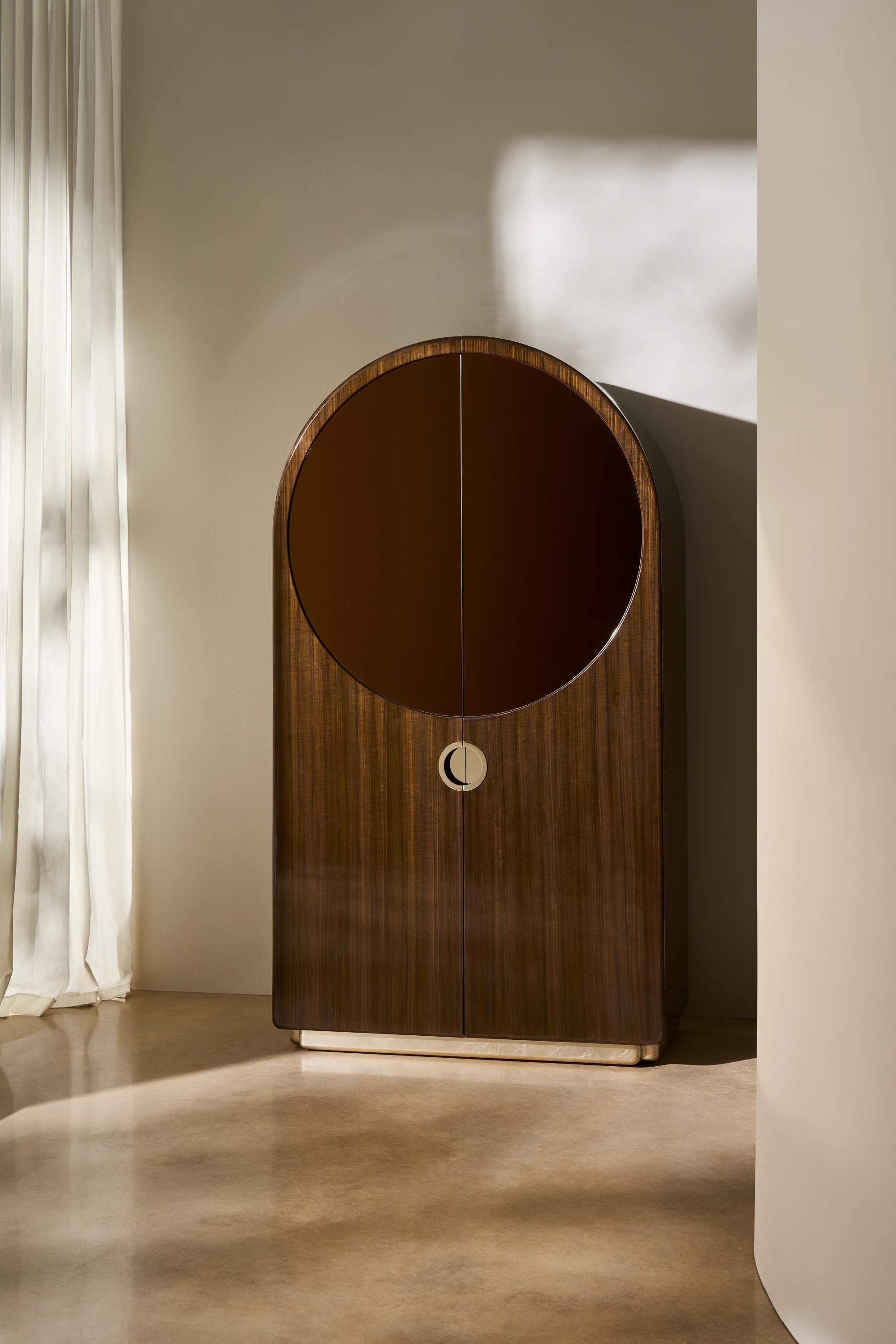 Gelee Armoire - Caramello in room - angle 3.0