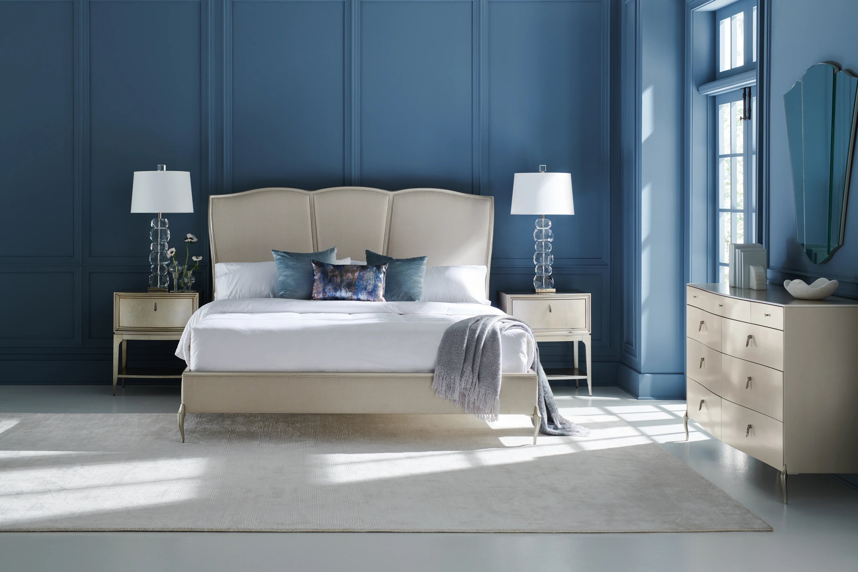 Un-Deux-Trois - King in room - angle 1