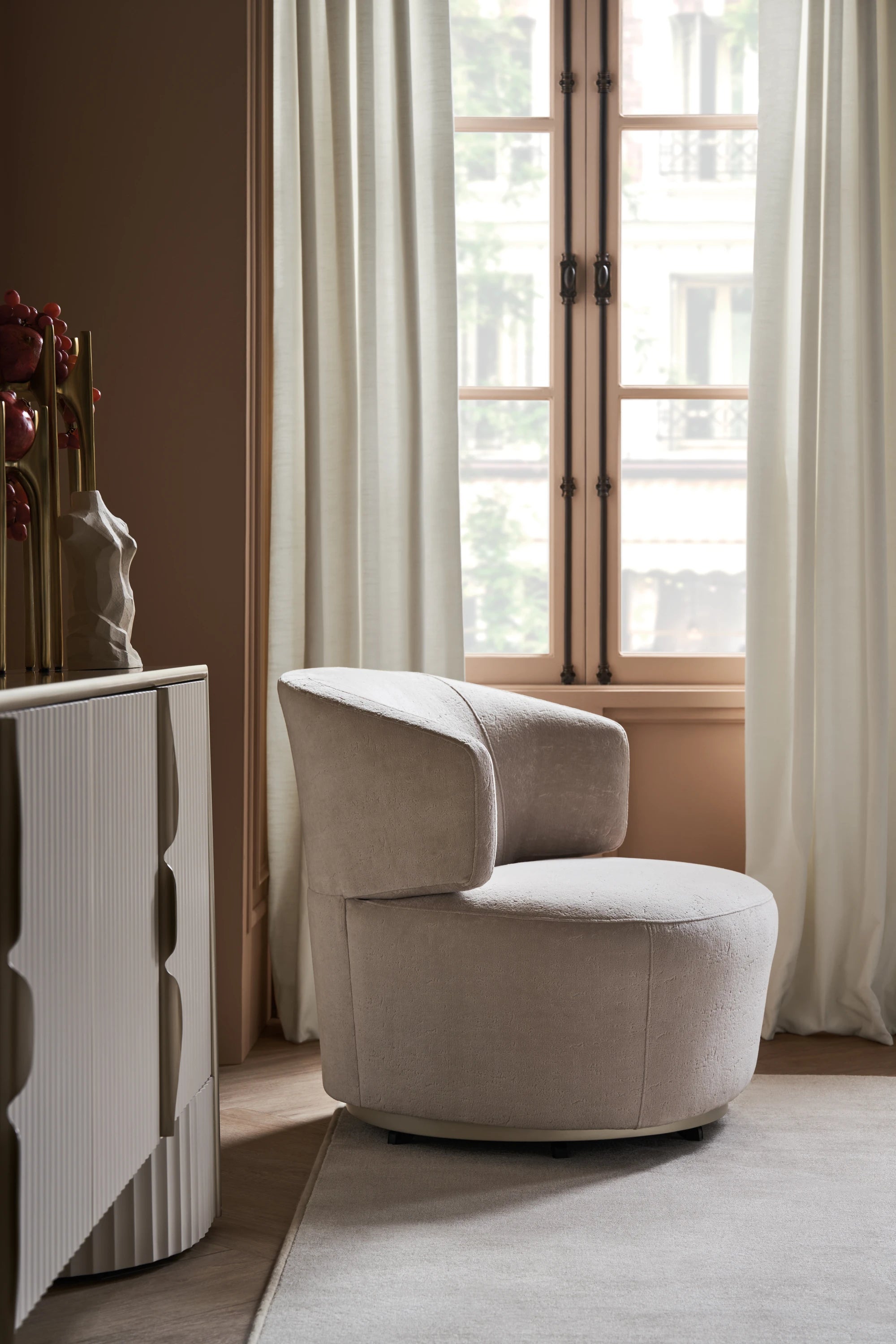 Corinthian in room - angle 4.0